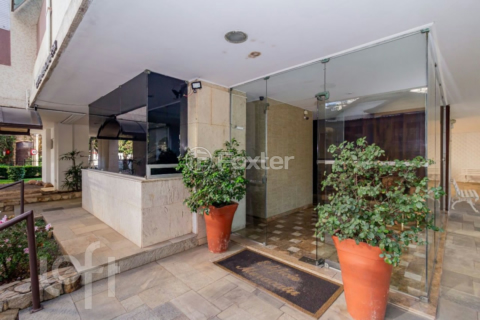 Image 42 - 882555