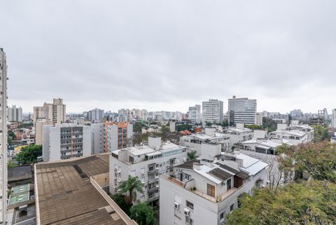 Image 21 - 882579