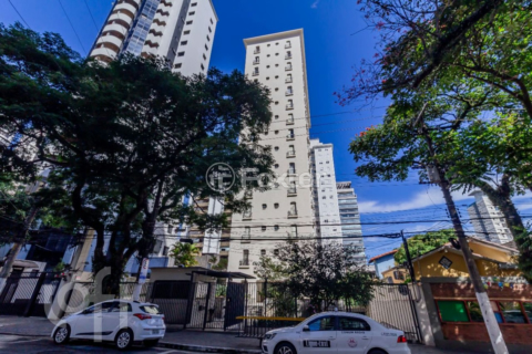 Image 32 - 882729