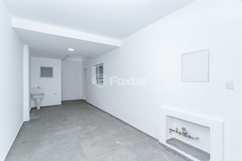 Image 29 - 883542