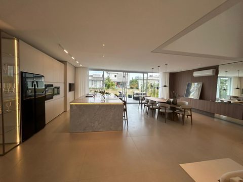 Image 4 - 884434