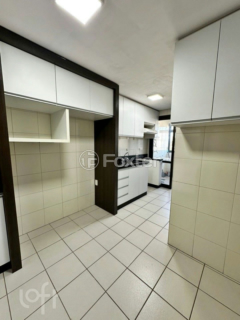 Image 12 - 884471
