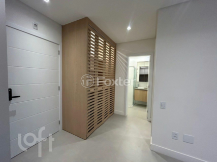 Image 8 - 884862