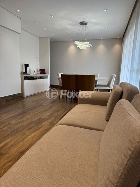 Image 6 - 885050