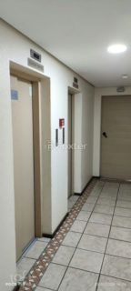 Image 17 - 885700