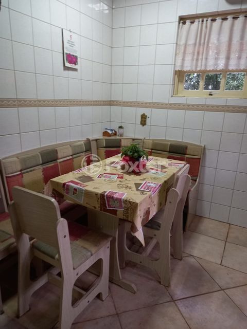 Image 10 - 885743