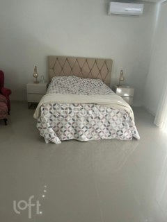 Image 12 - 886552