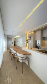 Image 4 - 887402