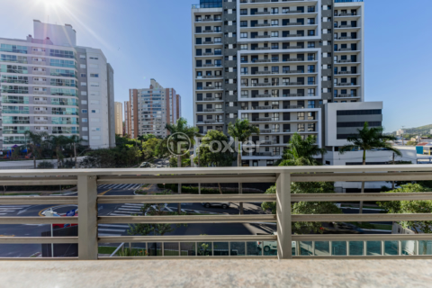 Image 11 - 887696