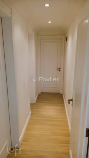 Image 17 - 889006