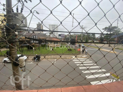 Image 4 - 889370