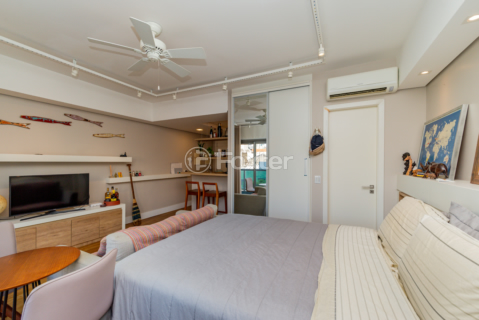 Image 8 - 893857