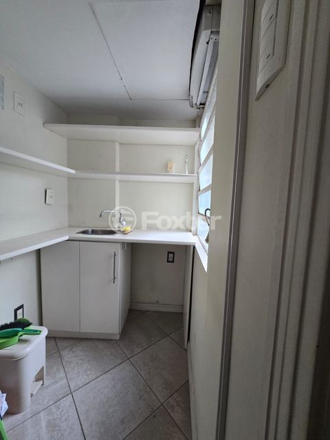 Image 9 - 895486