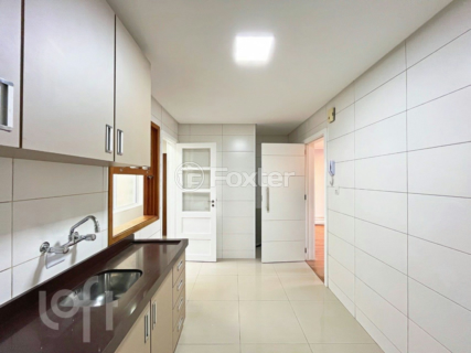Image 7 - 895661