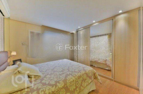 Image 7 - 896300