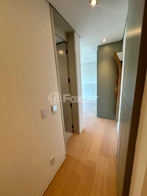 Image 11 - 897930