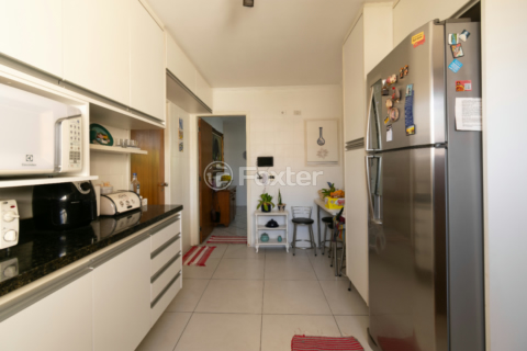 Image 4 - 899382