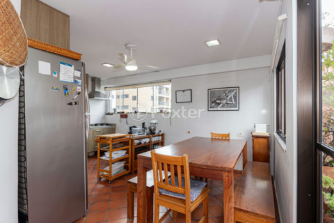 Image 35 - 915542