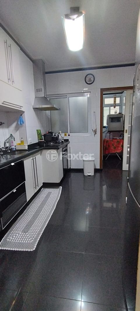 Image 8 - 915835