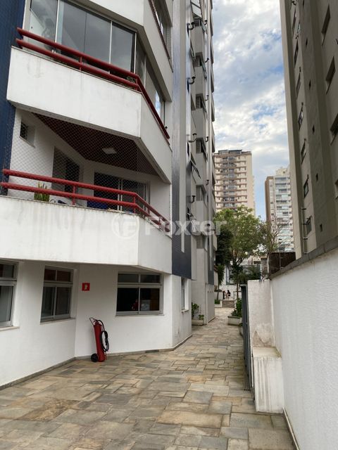 Image 69 - 915852