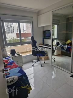 Image 17 - 916557