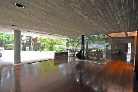 Image 1 - 916581