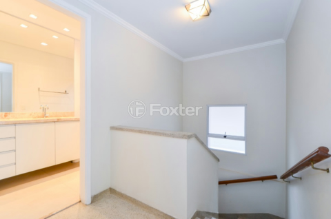 Image 33 - 918918