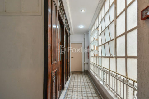 Image 18 - 918930