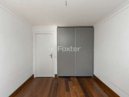 Image 21 - 925022