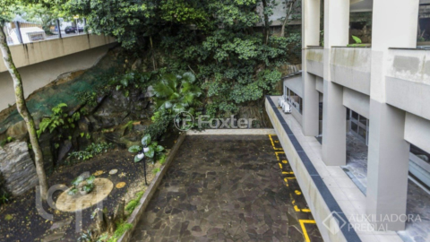Image 31 - 928015