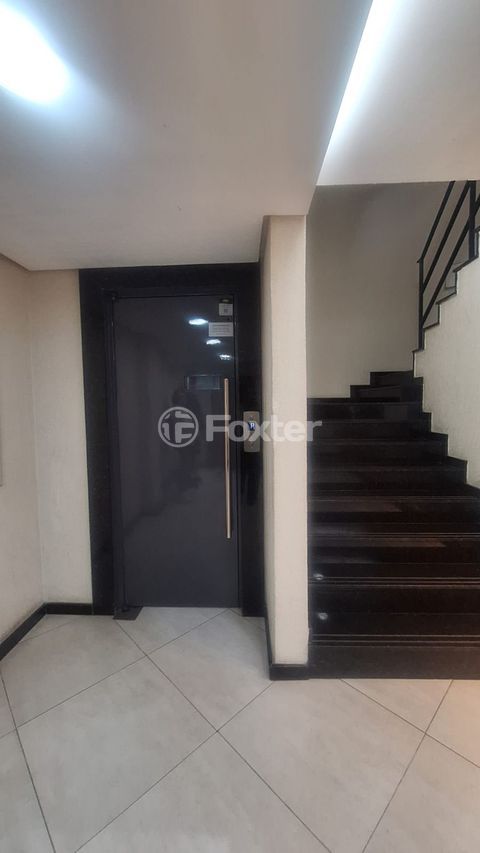 Image 11 - 930316