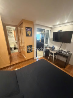 Image 20 - 930352