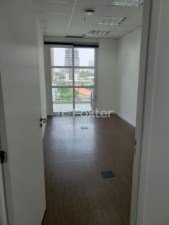 Image 5 - 930443