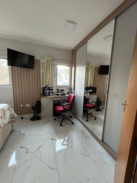 Image 7 - 933591
