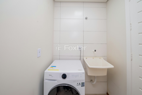 Image 32 - 936007
