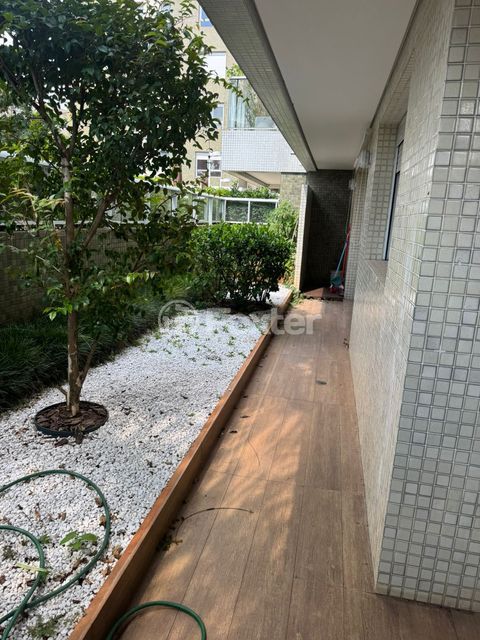 Image 3 - 938002
