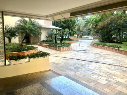 Image 33 - 946556