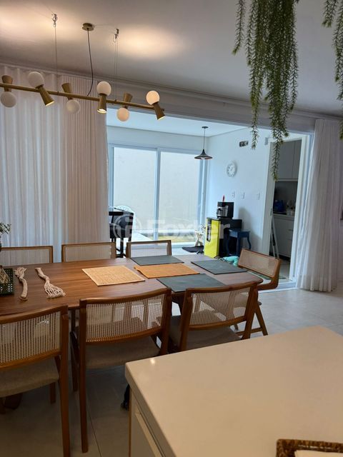 Image 3 - 946685