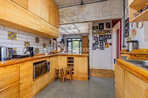 Image 19 - 951731