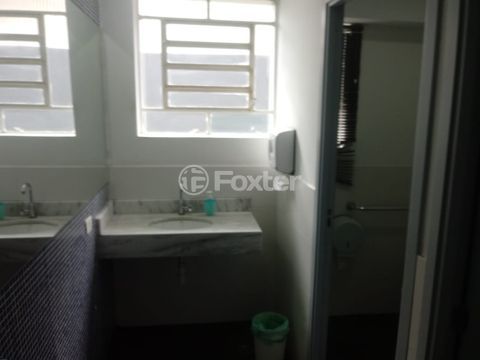 Image 20 - 956305