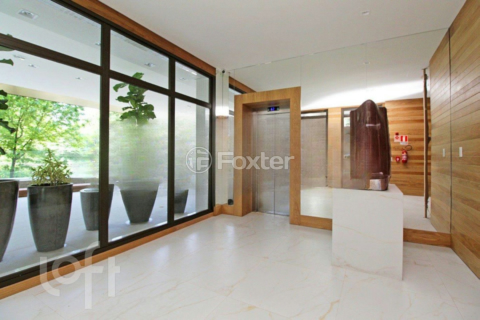 Image 22 - 956358
