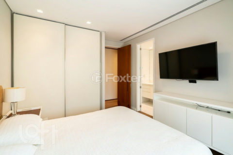Image 21 - 972330
