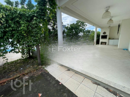 Image 17 - 979011