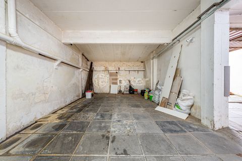 Image 40 - 979342