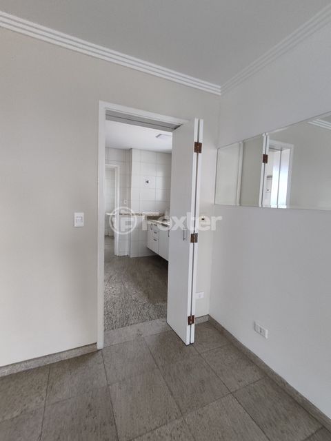 Image 39 - 982456