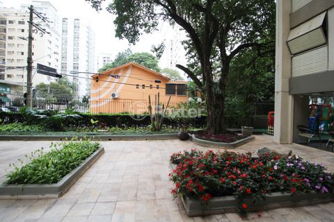 Image 35 - 986332