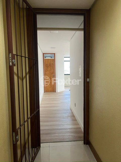 Image 8 - 989000