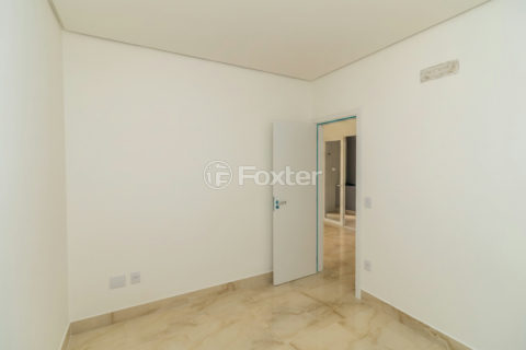 Image 17 - 996007