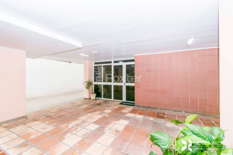 Image 21 - 882210
