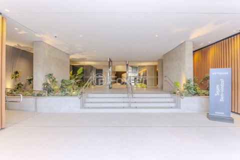 Image 32 - 882933